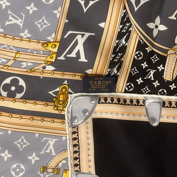 Louis Vuitton Silk Scarf • Trunks Motif • Iconic Design - Picture 7 of 7